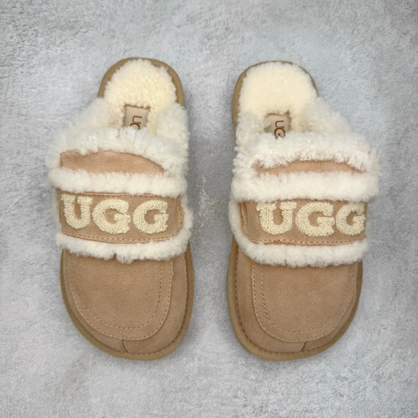 Pick up locally 💰 440 UGG slippers 1206 letter embroidered classic short-tube autumn and winter sheep fur all-in-one snow boots All shoes are made from the same factory as ZP Longfeng A-grade Australian imported sheep fur all-in-one Brand OEM production line Fully follow the ZP process flow OEM original pattern maker Adhere to no original shoes and no development selection Pay attention to every detail The most authentic version on the market TREADLITE "Light Wing" technology outsole Lightweight/durable/flexible/pile size: 35 36 37 38 39 40 Coding: by2936070